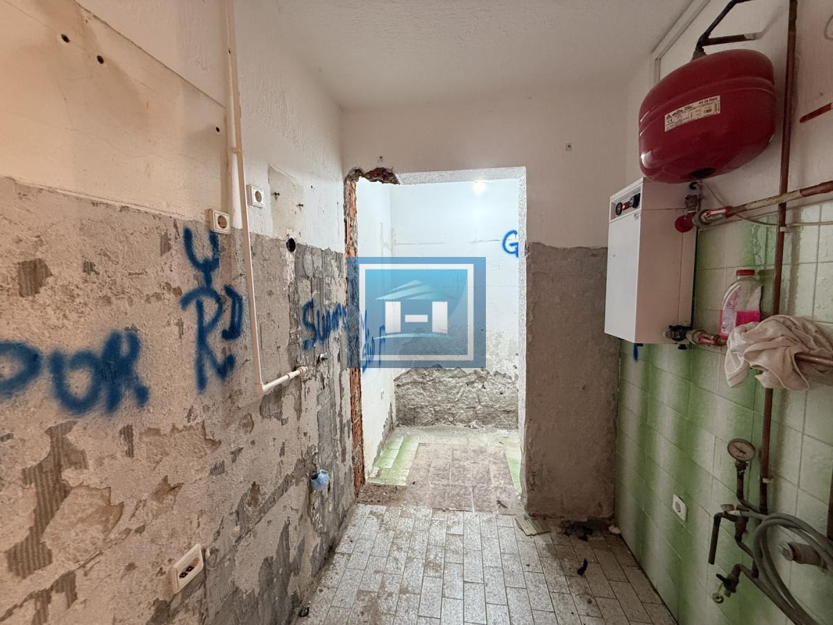 Dve kuće u Glavincima sa velikim imanjem -samo 8 km od grada