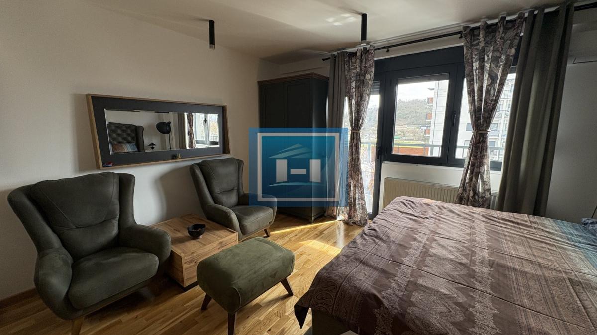 Na prodaju kompletno nameštena garsonjera površine 29 m² sa terasom