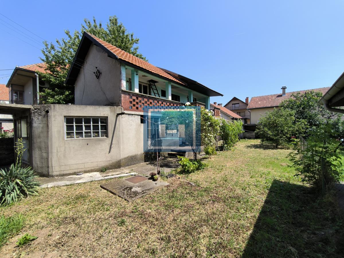 Prava prilika – kuća sa dva sprata, garažom i velikom parcelom – useljiva odmah!