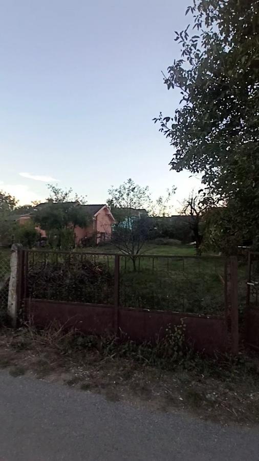 Parcela za izgradnju sa svim priključcima i uknjiženim objektom za adaptaciju u Crvenim livadama