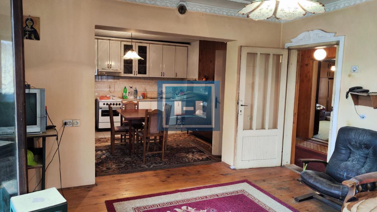 Kuća u centralnom delu Batočine pogodna za višečlane porodice