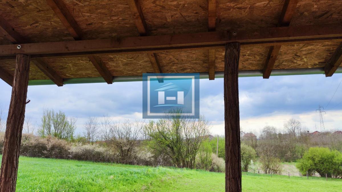 Kuća na parceli od 10 hektara zemlje u okolini Batočine