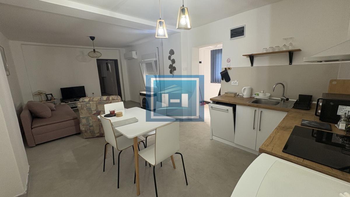 NAŠA TOPLA PREPORUKA – RENOVIRANA PRIZEMNA KUĆA U MIRNOM DELU GRADA SA UREĐENIM DVORIŠTEM