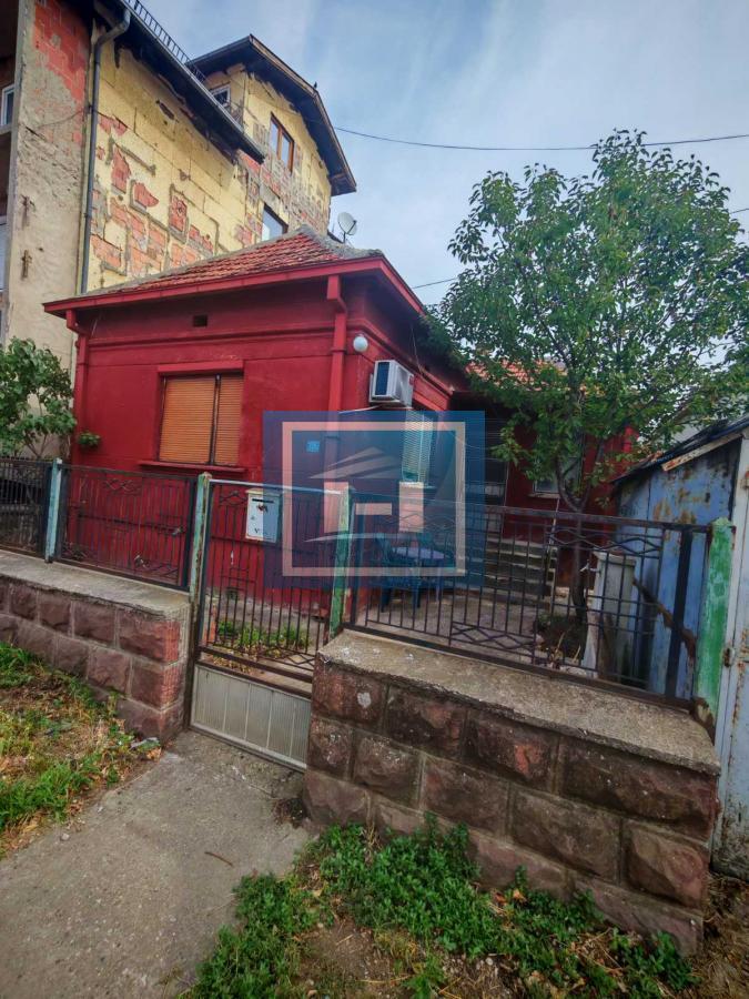 Prodaje se starija kuća za renoviranje