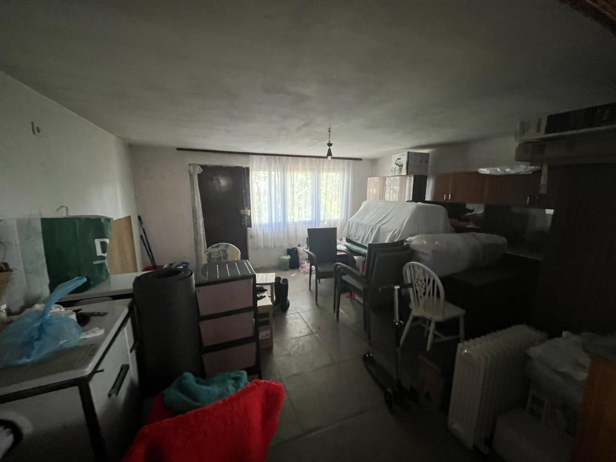 Vikendica sa prelepim pogledom okružena zelenilom.