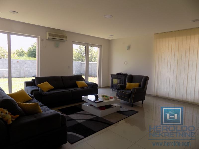 MODERNA KUĆA U MIRNOM DELU GRADA