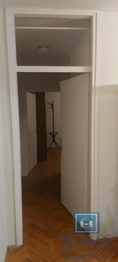 Trosoban, lepo opremljen stan u centru grada