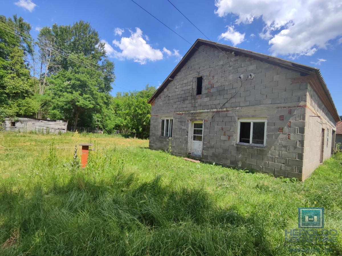 Prelepa parcela od 70 ari sa objektom u selu Lovci