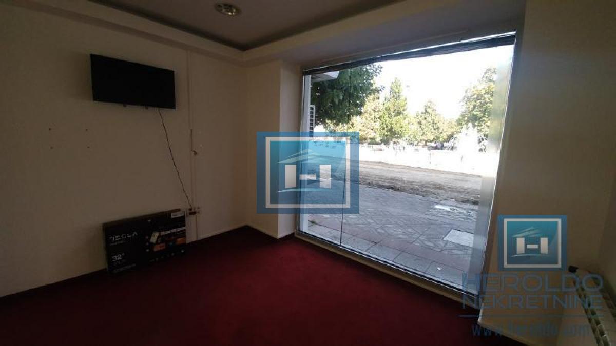 Izdavanje poslovnog prostora u strogom centru Jagodine – odlična lokacija, 171 m²