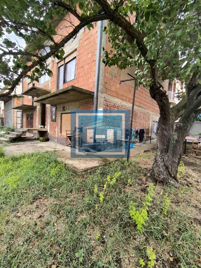 Na prodaju kuća – blizina bolnice, 350m² sa garažom za kamione od 80m²