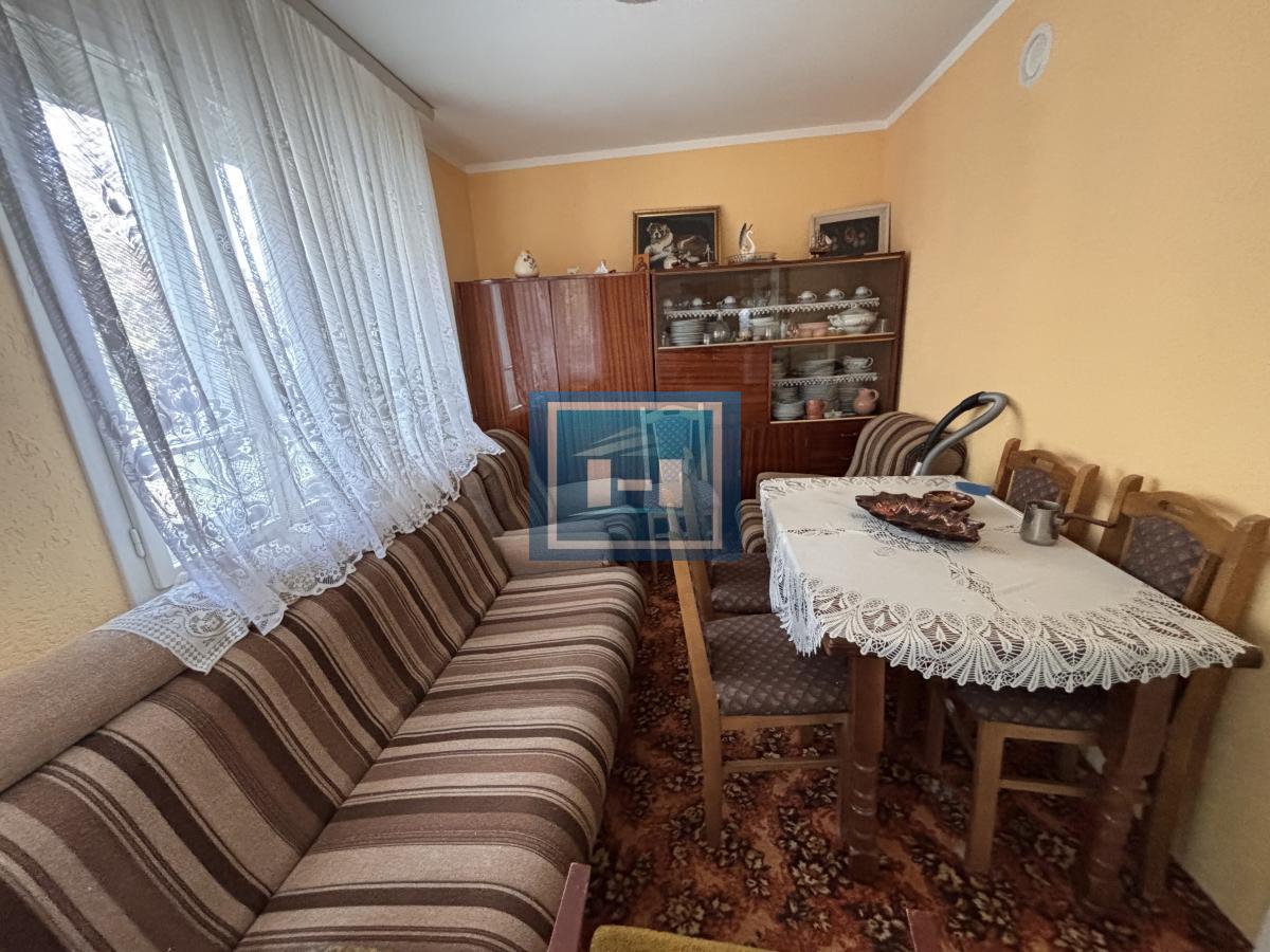 Dve useljive kuće u samom centru sela!!!