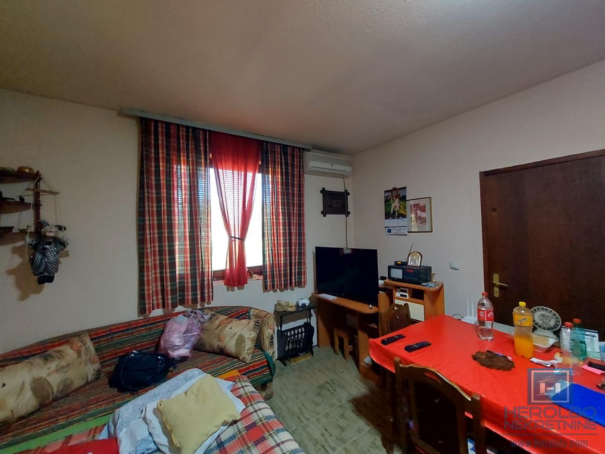 Kuća od 120m2 u naselju Kupusara na 7.39a placa