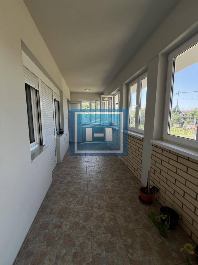 Na prodaju nova kuća 10 km od grada – legalizovana, useljiva i odmah dostupna