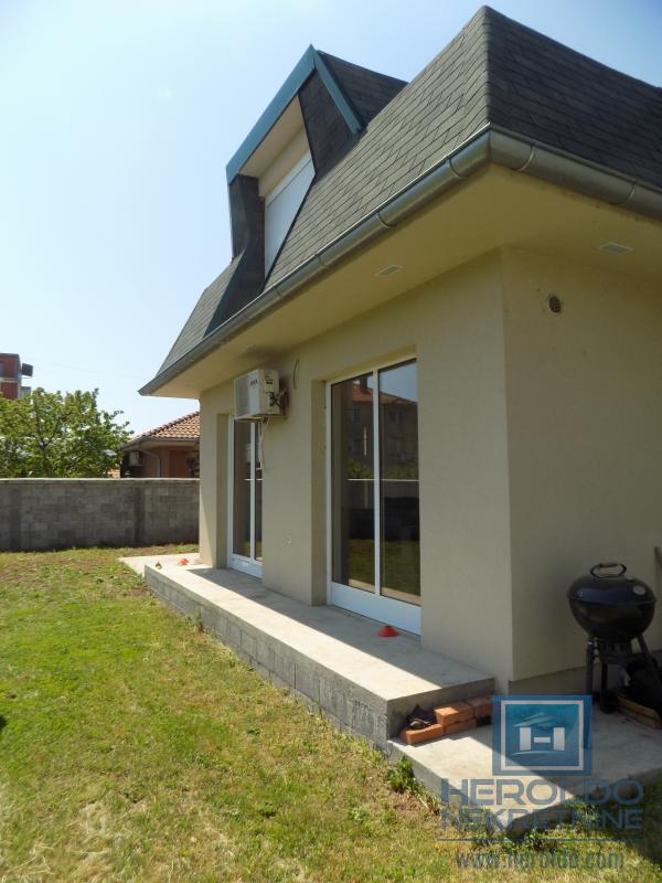 MODERNA KUĆA U MIRNOM DELU GRADA