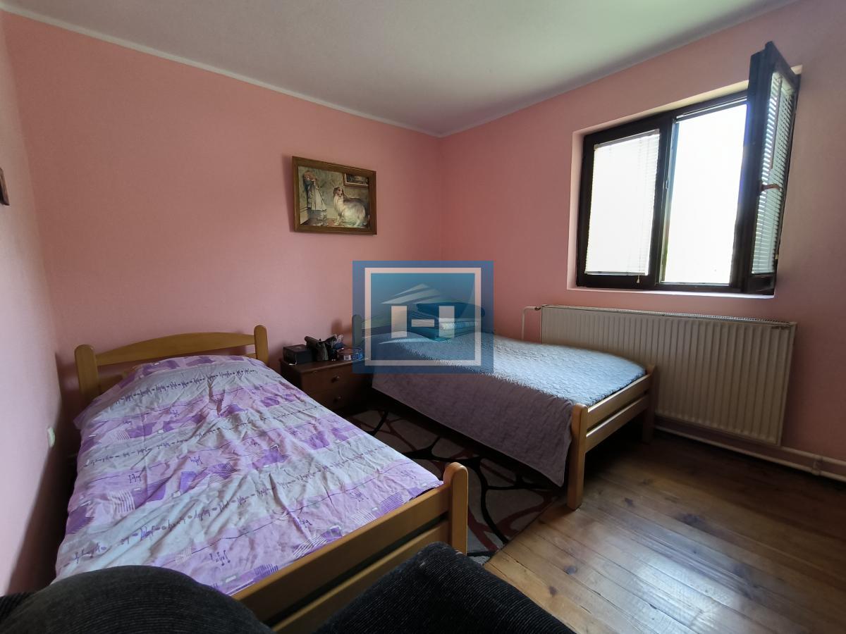 Kompletno imanje sa dve kuće, voćnjakom i pomoćnim objektima – sve na jednom mestu!