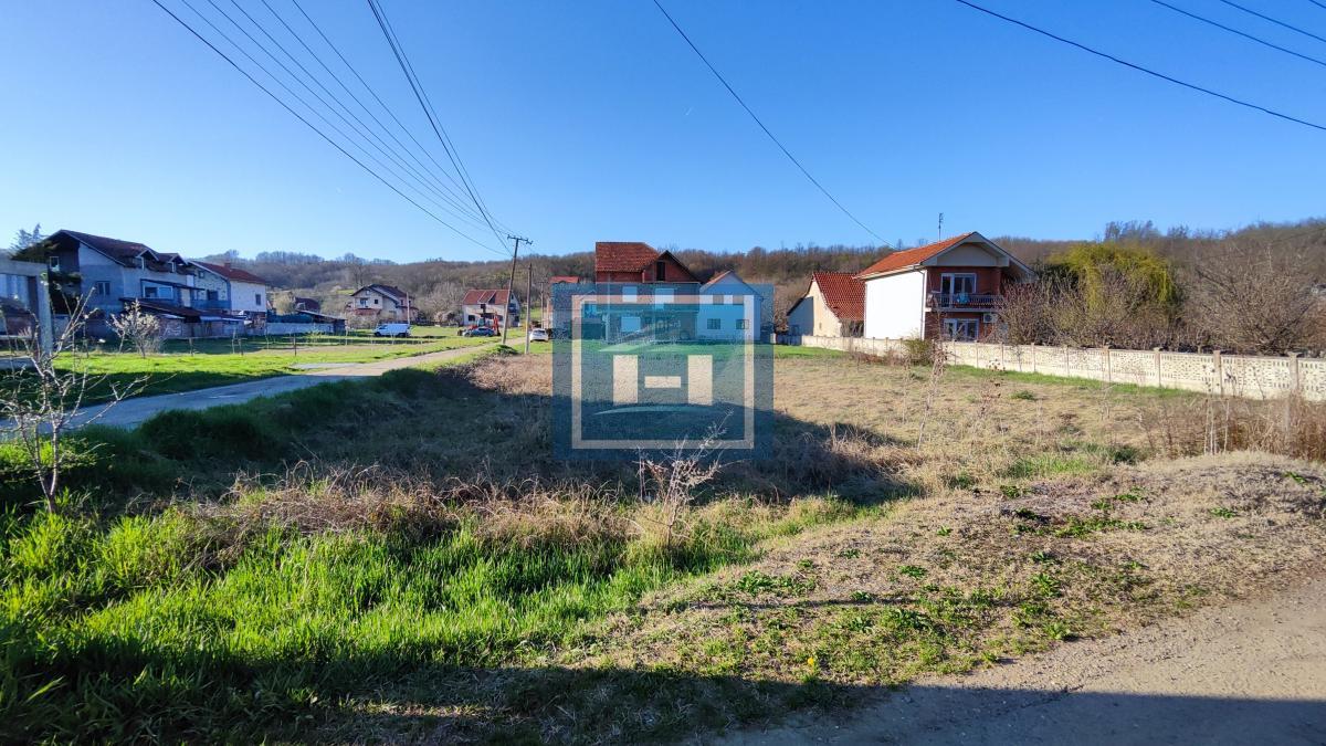 Parcela pogodna za izgradnju kuće sa dostupnim priključcima na gradske mreže