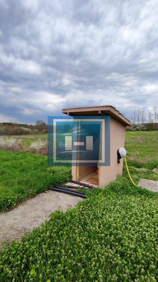 Kuća na parceli od 10 hektara zemlje u okolini Batočine