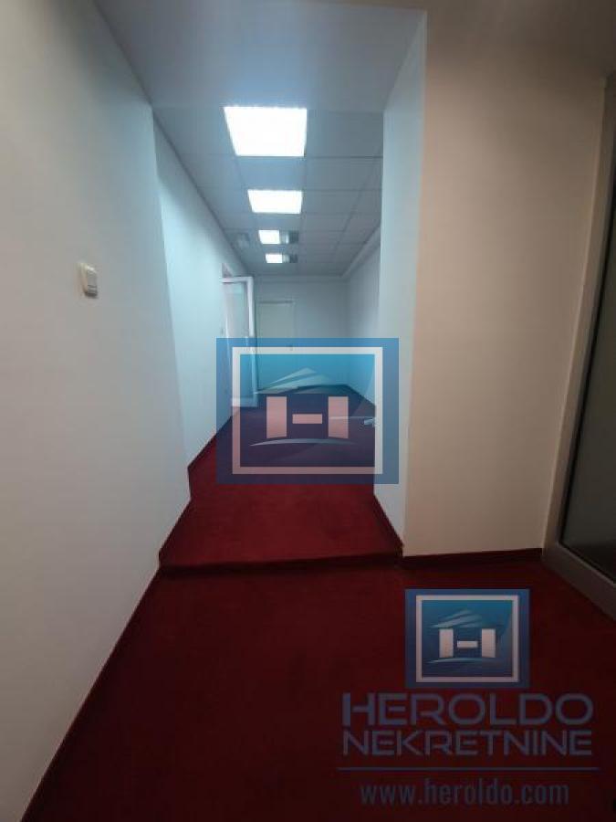 Izdavanje poslovnog prostora u strogom centru Jagodine – odlična lokacija, 171 m²