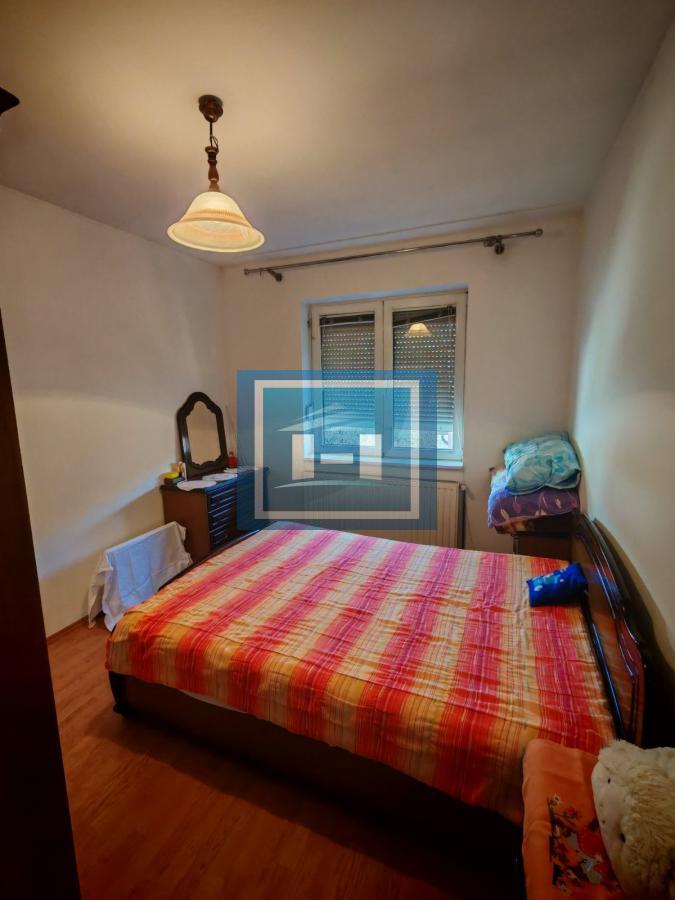 Izdaje se sprat kuće sa upotrebom dvorišta