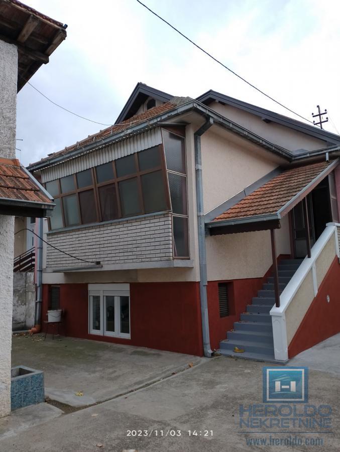 Na prodaju dve kuće u Ćupriji sa pomoćnim objektom i lokalom