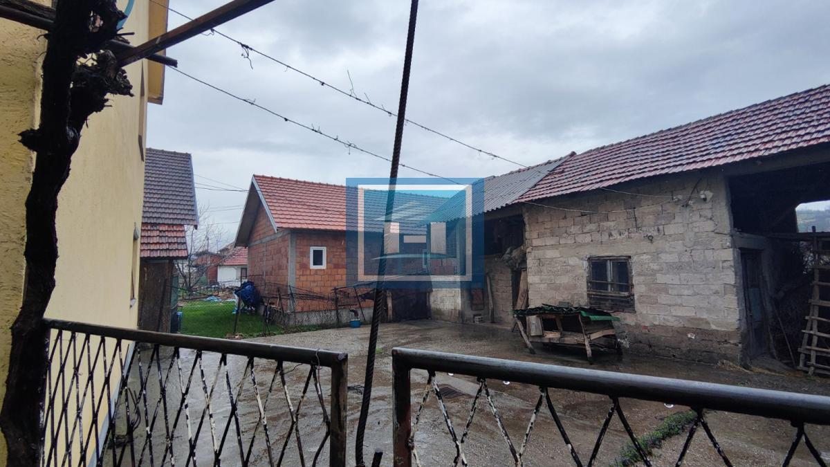 Kuća u centralnom delu Batočine pogodna za višečlane porodice