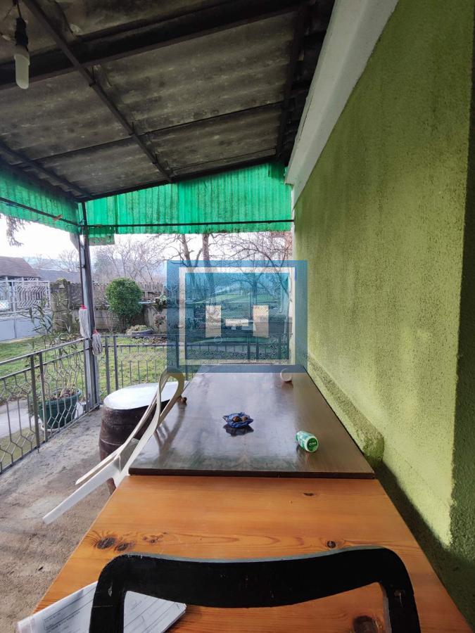 Useljiva porodična prizemna kuća na 2 km od grada