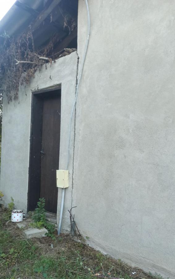 Parcela za izgradnju sa svim priključcima i uknjiženim objektom za adaptaciju u Crvenim livadama