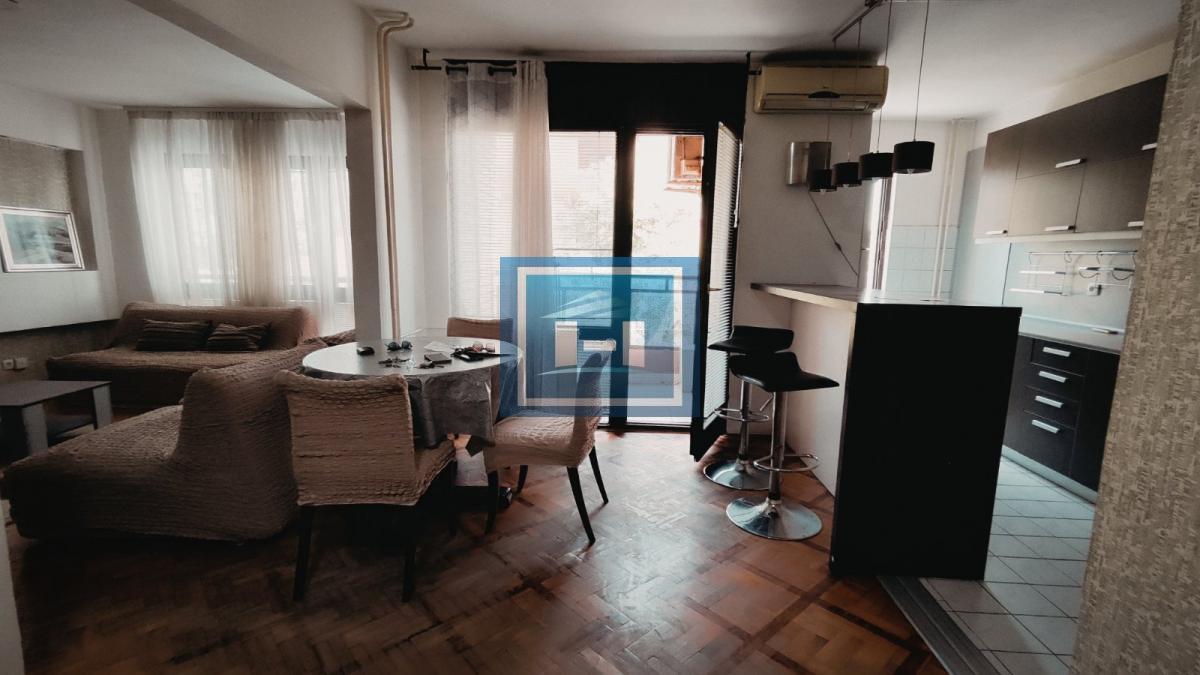 Kompletno namešten stan u užem centru grada