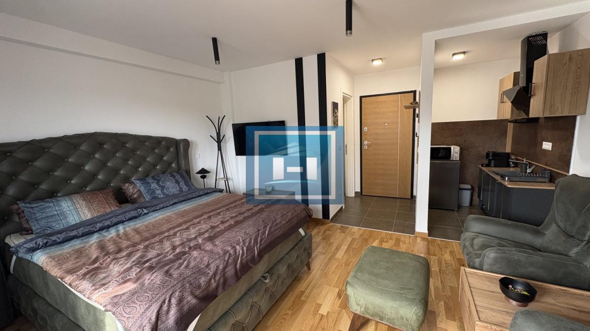 Na prodaju kompletno nameštena garsonjera površine 29 m² sa terasom