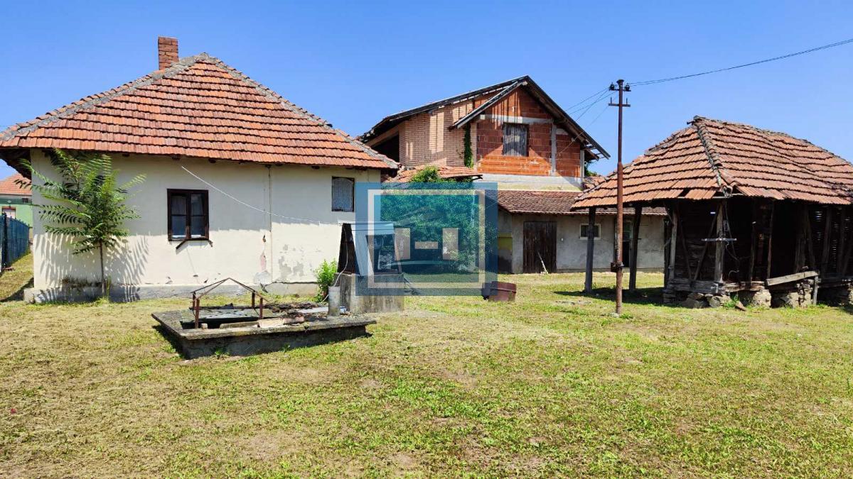 Domaćinstvo u okolini Jagodine sa 4 objekta na prostarom placu od 47 ari