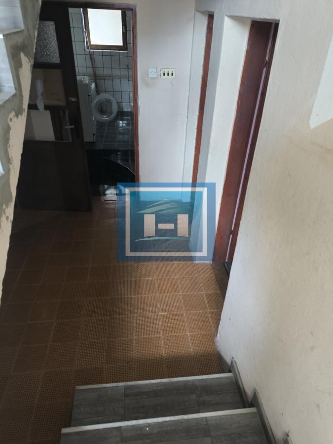 Na prodaju kuća – blizina bolnice, 350m² sa garažom za kamione od 80m²