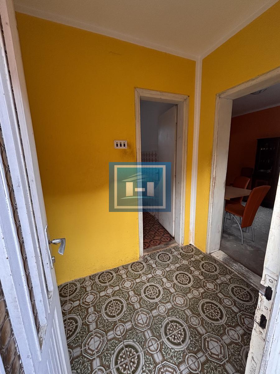 Dve useljive kuće u samom centru sela!!!