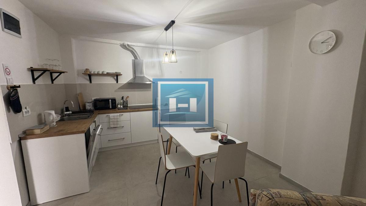 NAŠA TOPLA PREPORUKA – RENOVIRANA PRIZEMNA KUĆA U MIRNOM DELU GRADA SA UREĐENIM DVORIŠTEM