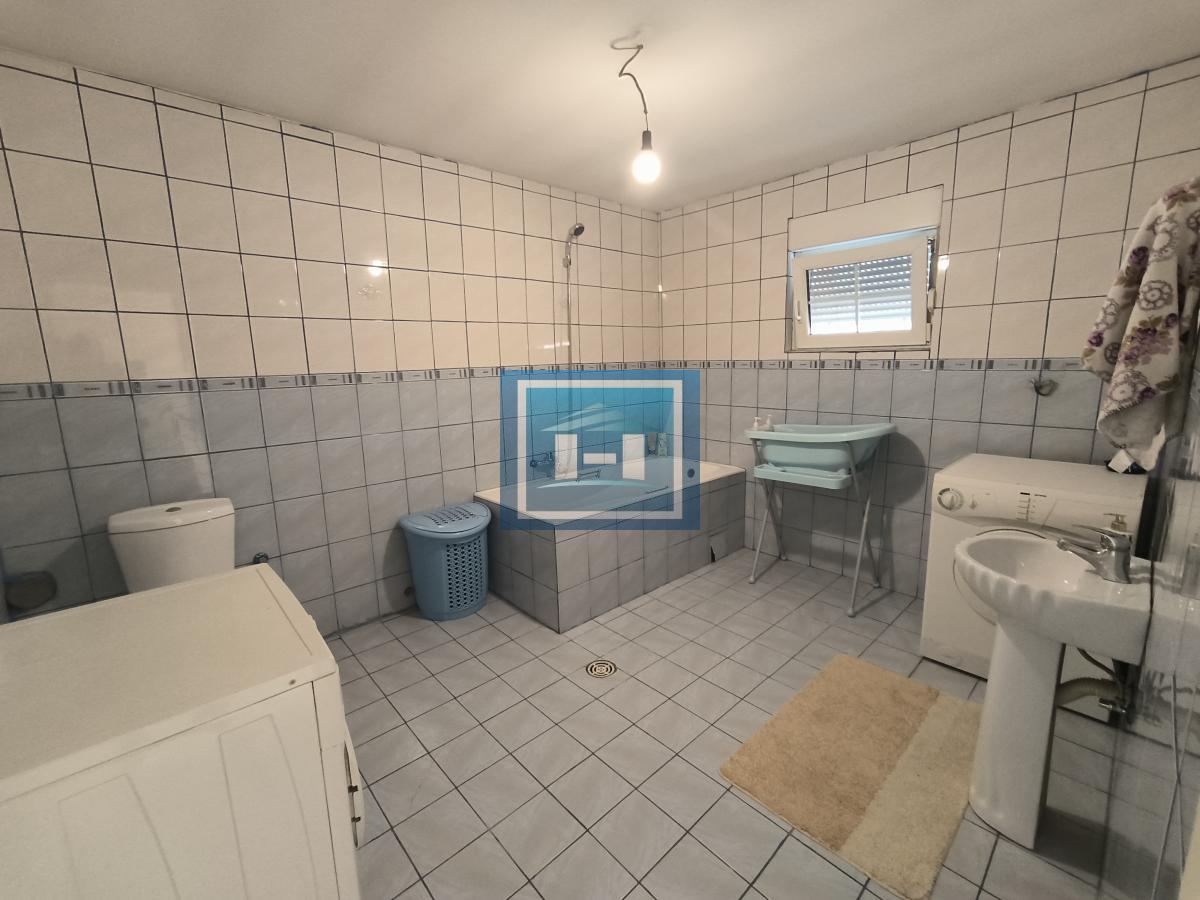 Na prodaju – Luksuzna porodična kuća