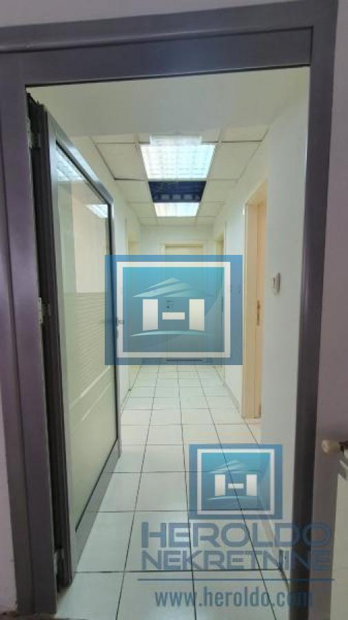 Izdavanje poslovnog prostora u strogom centru Jagodine – odlična lokacija, 171 m²