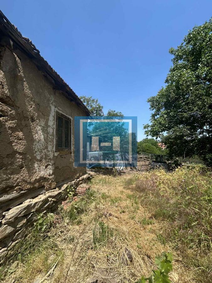 Plac za izgradnju kuće u Lapovu, na parceli stara kuća i započet objekat