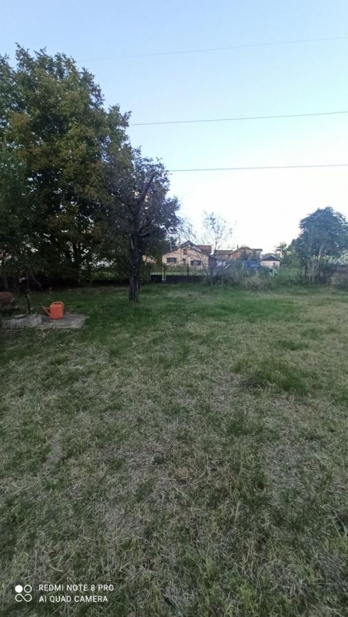 Parcela za izgradnju sa svim priključcima i uknjiženim objektom za adaptaciju u Crvenim livadama