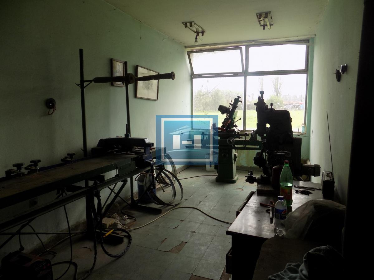 Hala za renoviranje sa kancelarijskim delom