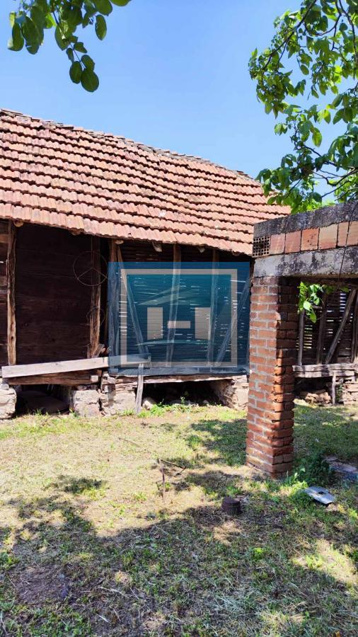 Domaćinstvo u okolini Jagodine sa 4 objekta na prostarom placu od 47 ari