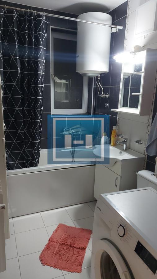 Renoviran porodični stan na Karaburmi, slobodan parking