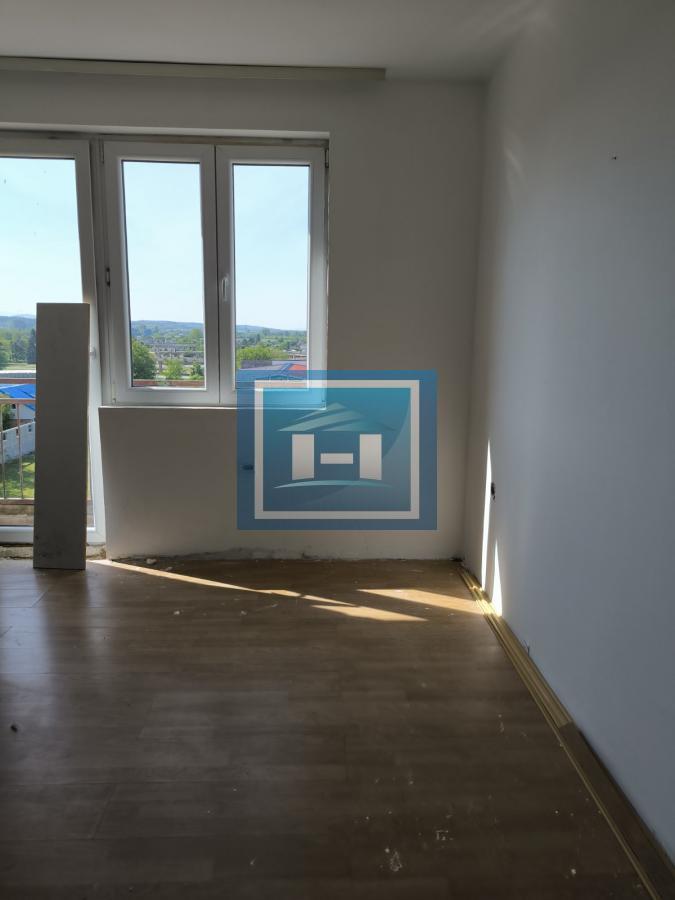 Idealna prilika! Stan sa terasom i pogledom u mirnom delu grada