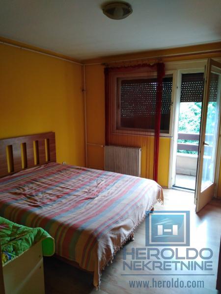 Stan za izdavanje, Sarina međa