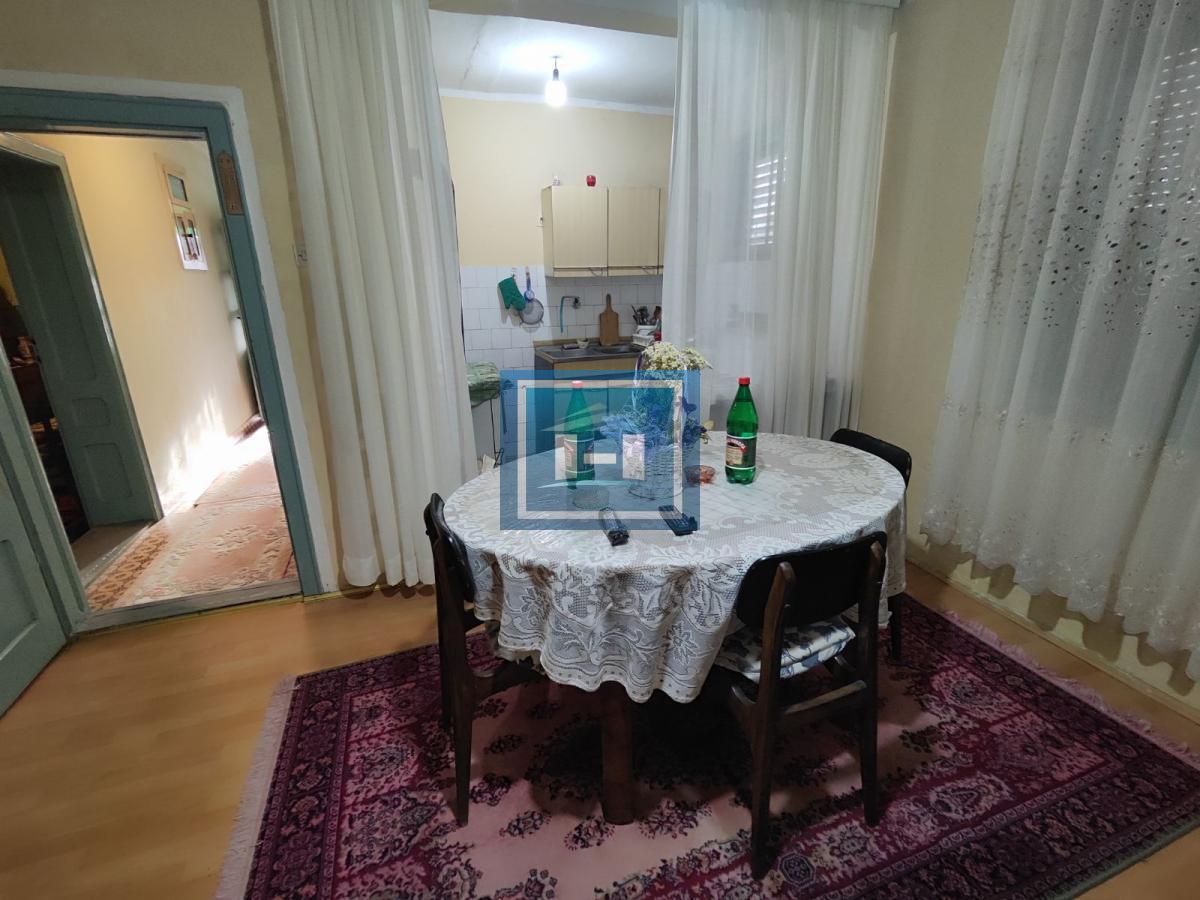 Useljiva porodična prizemna kuća na 2 km od grada