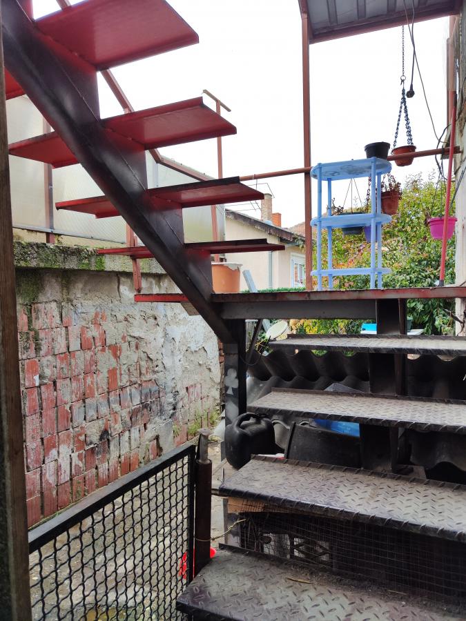 Stan u kući na Levču od 72m2 na gradskoj lokaciji po ceni jednosobnog stana