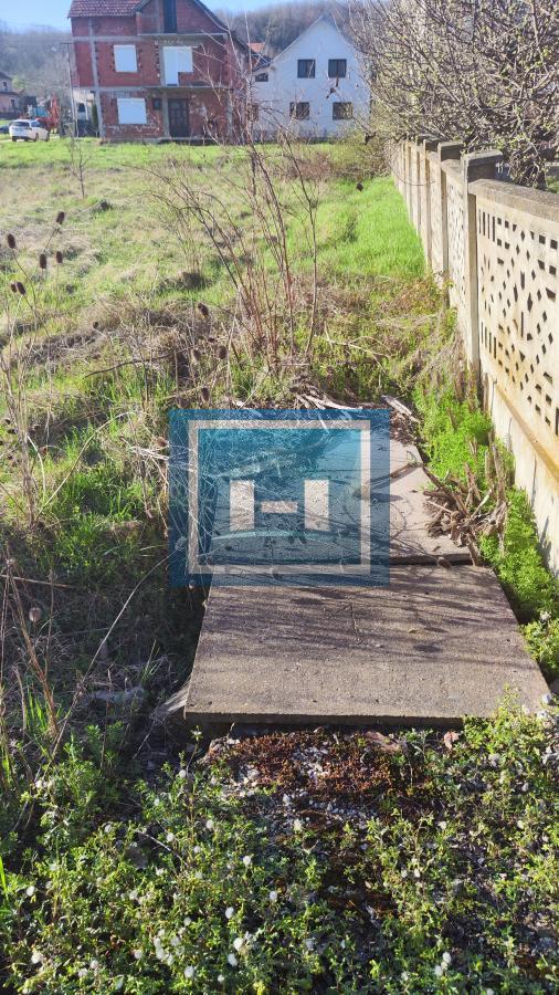 Parcela pogodna za izgradnju kuće sa dostupnim priključcima na gradske mreže