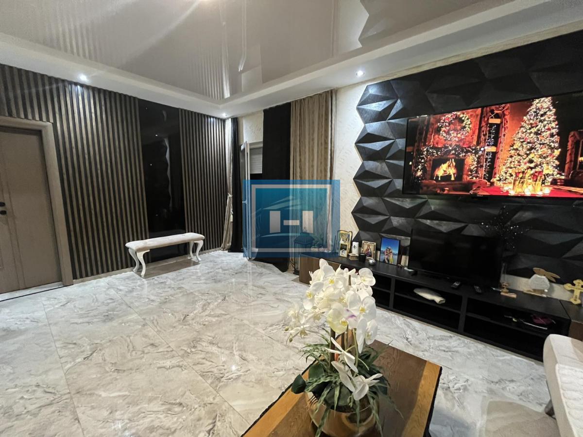 EKSKLUZIVNA PONUDA – Prostrana porodična kuća vrhunskog kvaliteta