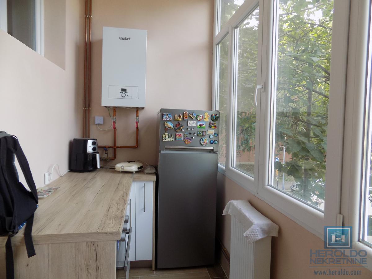 Stan za izdavanje u samom centru-odlična lokacija i spratnost!