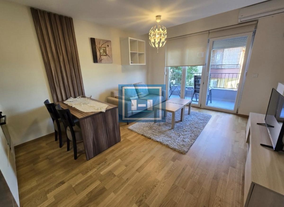 Prelepo opremljen jednosoban stan u centru grada – spreman za useljenje!