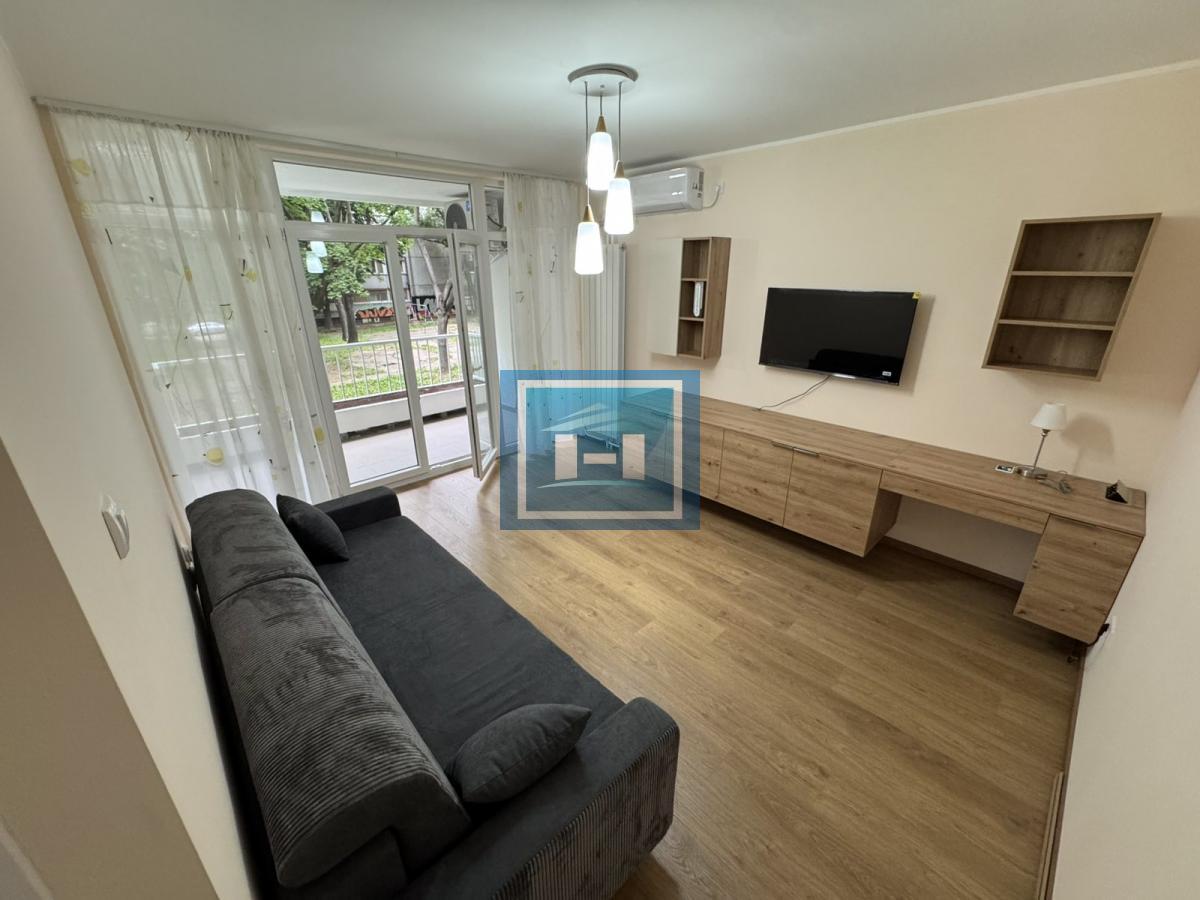 Prelep stan na Voždovcu – terasa + parking + prvi sprat!