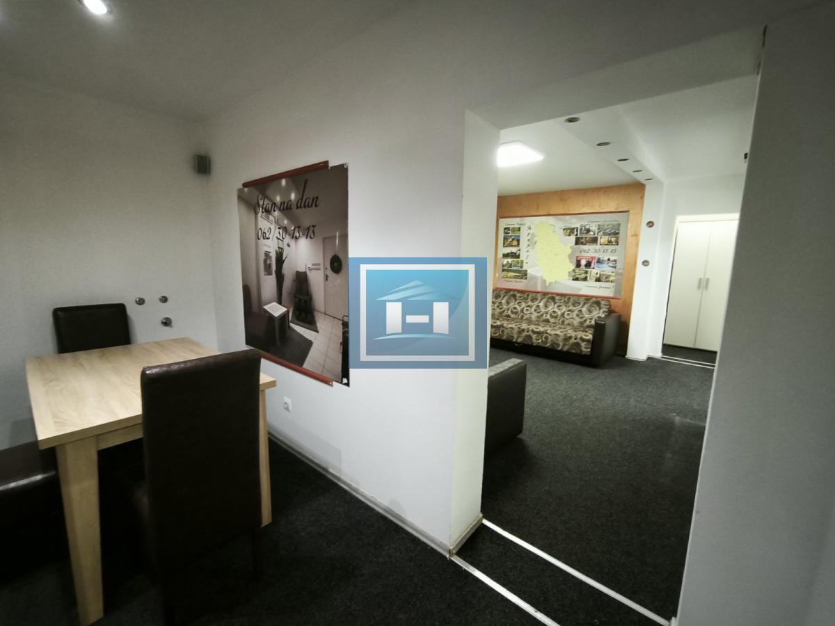 Na prodaju poslovni prostor od 82 m² u novijoj zgradi, s mogućnošću preuređenja u stambeni